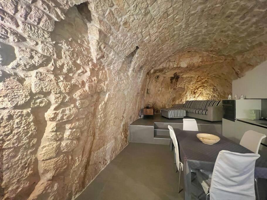 Grotta Divina *